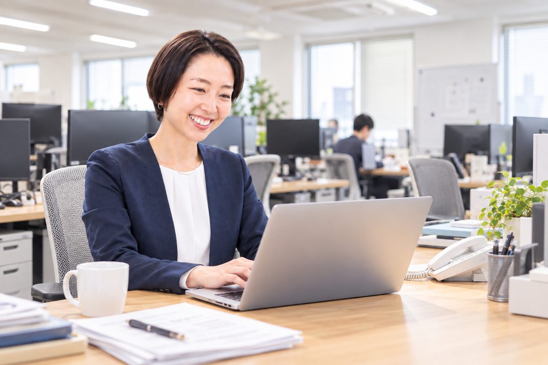 オフィスで相談に返信する税理士